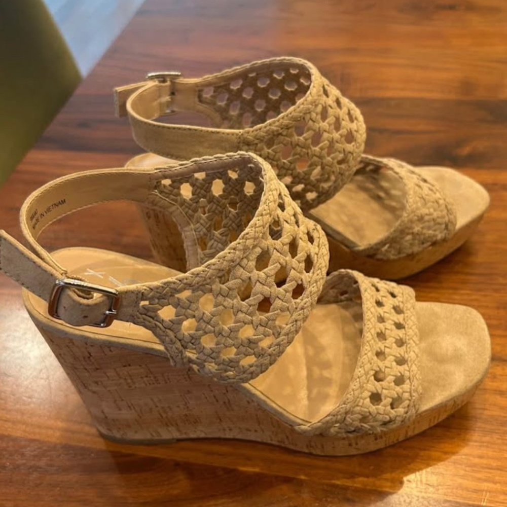 Nude wedges
